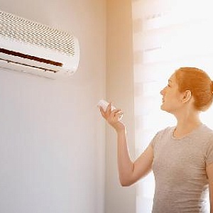 Почему кондиционеры располагают под потолком и какое должно быть минимальное расстояние?